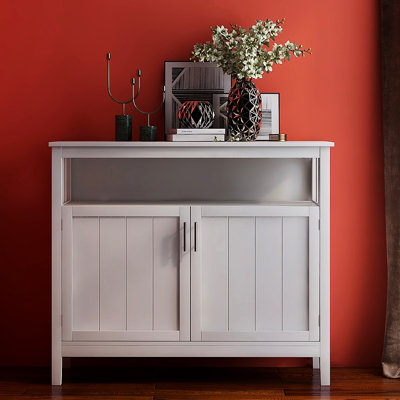 Buffet de cuisine blanc. Fabriqué avec la qualité E1. Peinture pour une durabilité à long terme. Grandes tablettes réglables. Instructions d'assemblage faciles disponibles. Porte magnétique sécuritaire
