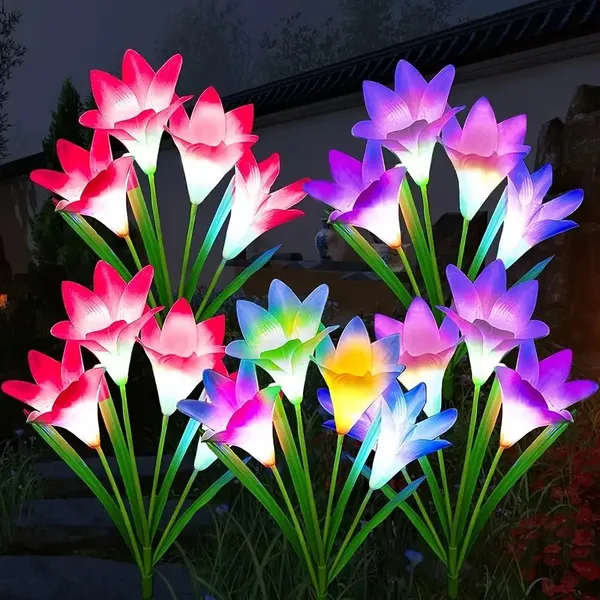 Paquet de 4 lumières solaires avec 16 fleurs de lis artificielles plus grandes, lumières changeantes multicolores, lumières solaires décoratives de jardin pour la cour de patio (rose + mauve + blanc + bleu)