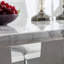 Table moderne en panneau de fibres à densité moyenne convenant à 4 à 6 personnes, table de salle à manger de 63 po avec plateau en bois aggloméré texturé gris marbré, structure facile à assembler et durable, ce qui en fait un choix idéal pour les restaurants.-599482065