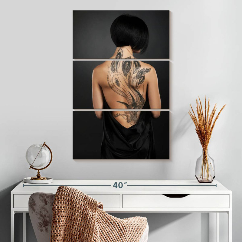 Senne se fait tatouer le dos, H 32 po x l 20 po