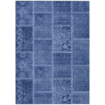 Tapis intérieur / extérieur lavable en patchwork bleu marine et bleu denim HomeRoots 5 pi x 8 pi