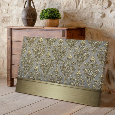 La toile crée un design de papier peint élégant avec un motif damassé complexe en or chatoyant contre un taupe doux