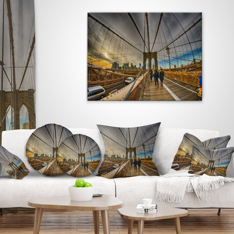 Coussin Schafer Designart "Strolling on Brooklyn Bridge"
