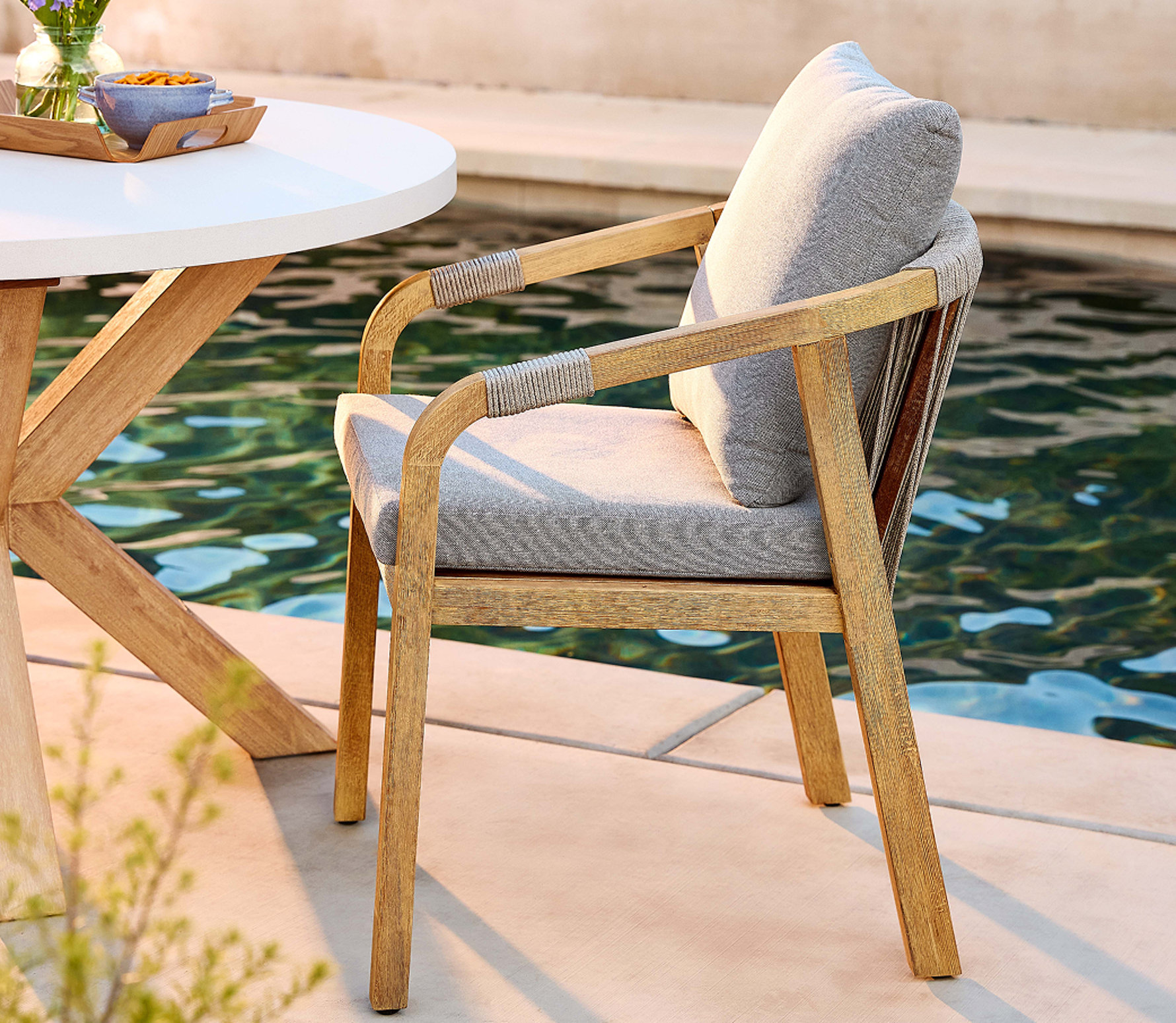 Chaise de jardin au bord de la piscine.