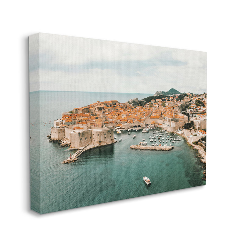 «Seaside Port Town Architecture», art mural sur toile par Krista Broadway, H 16 po x l 20 po x P 1,5 po, Toile tendue