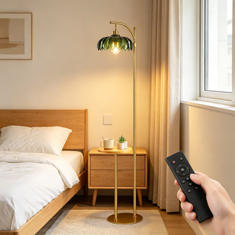 Lampe sur pied en verre Mid-Century moderne avec finition dorée, télécommande à intensité variable, hauteur réglable et abat-jour vert rétro pour le salon ou la chambre à coucher