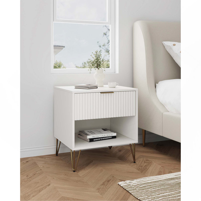 Table de chevet cannelée 20 po Dumbo en blanc (1 tiroir), Blanc / Doré