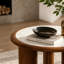 Table basse ronde en pierre frittée de 19,69 pouces avec bordure en bois massif et pieds de colonne en panneau de fibres à densité moyenne. Style moderne et minimaliste, adapté aux salons et aux appartements.