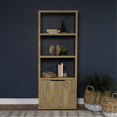 Tour média en bois d'ingénierie à 3 tablettes de couleur manguier, présentoir ouvert pour photos et œuvres d'art, armoire dissimulée pour ranger des objets aux extrémités, tablettes arrière affichant des photos, cachette à deux portes