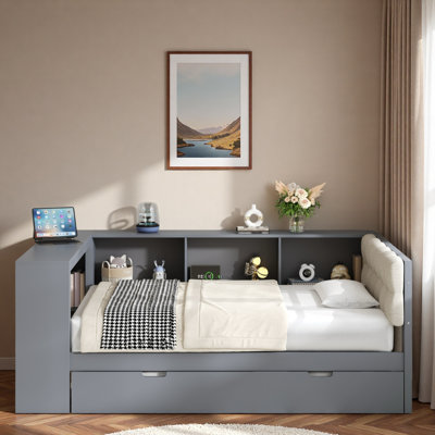 Lit plateforme avec tablettes de rangement, bureau, station de charge et tête de lit tapissier