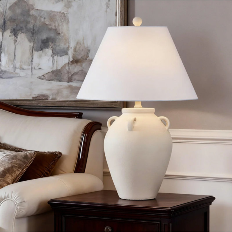 Lampe de table rustique en céramique beige de 63,5 cm de haut avec abat-jour en lin blanc, idéale pour la chambre ou la table de chevet.