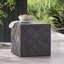 Table d'appoint d'extérieur en béton léger avec motif à losanges moderne, durable et élégant pour tout patio ou jardin