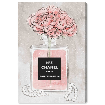 «Fashion and Glam Vase of Fragrance Perfumes», impression sur toile