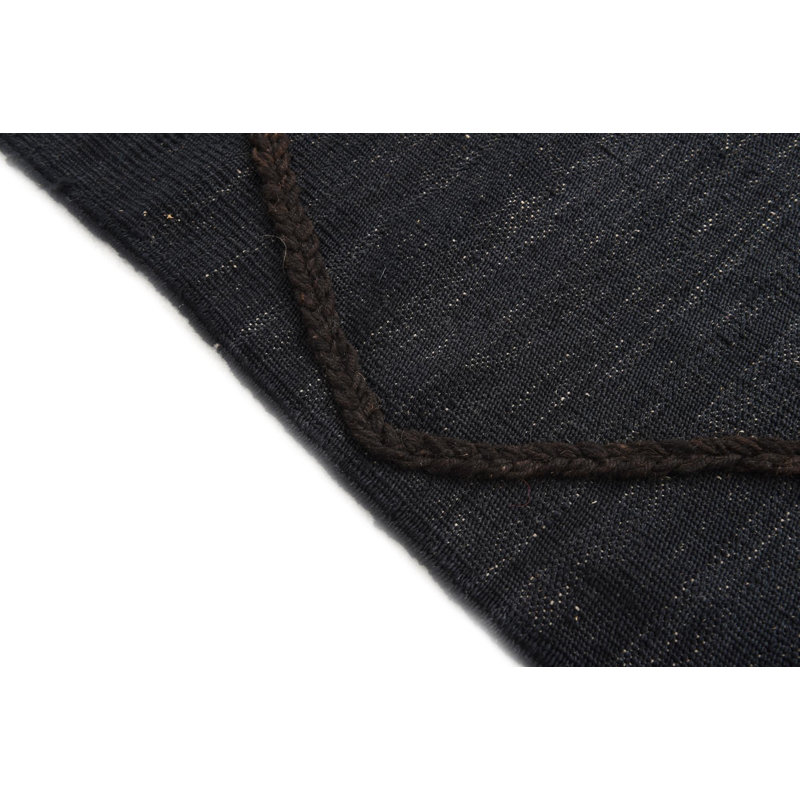 Tapis noir 4 pi 2 po x 5 pi 11 po