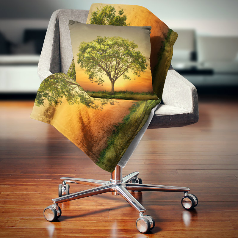 Arbre vert contre soleil couchant - Coussin imprimé forêt, 18 po x 18 po, Coussin décoratif