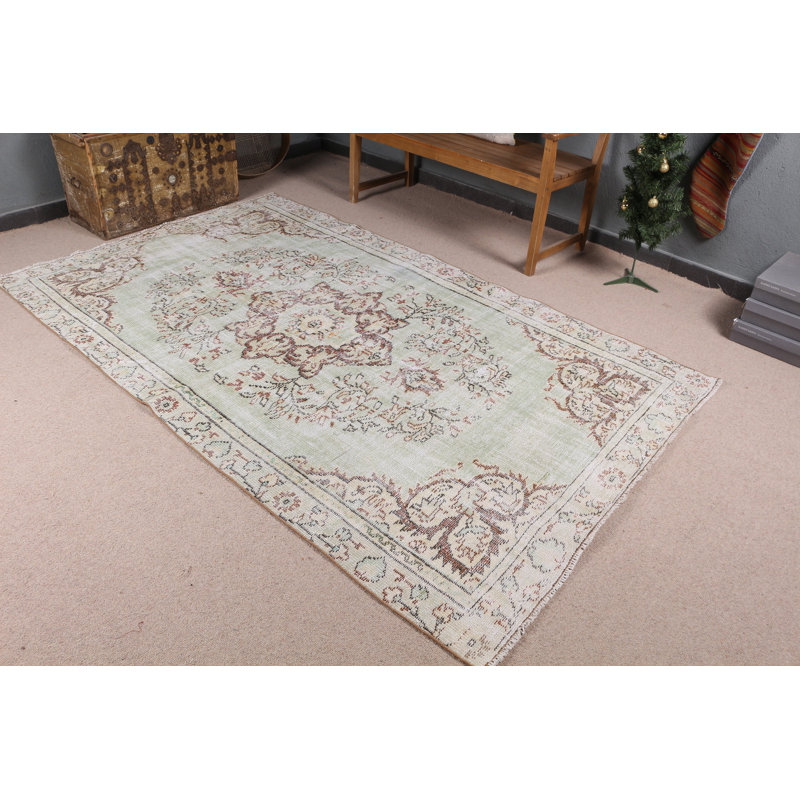 Explorez la beauté de ce grand tapis turc vert parfait pour votre salon ou votre salon