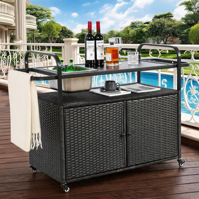 Table de bar d'extérieur avec seau à glace, chariot de bar en osier avec armoire et plateau en acier, chariot de service roulant pour la piscine