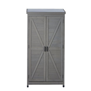 Armoire de rangement extérieure verticale avec plateau en métal et tablettes personnalisables pour le rangement des outils. Jardin, patio et cour de L 33 po x l 18,5 po x H 68 po. Conception en bois enduit gris. Remise rapide haute 3 amovible