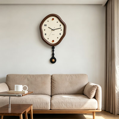 Horloges murales brunes à pendule irrégulière