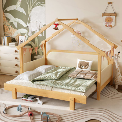 Lit simple en bois dans une cabane dans les arbres avec rails à coussins moelleux, idéal pour les chambres d'enfants sécuritaires et ludiques
