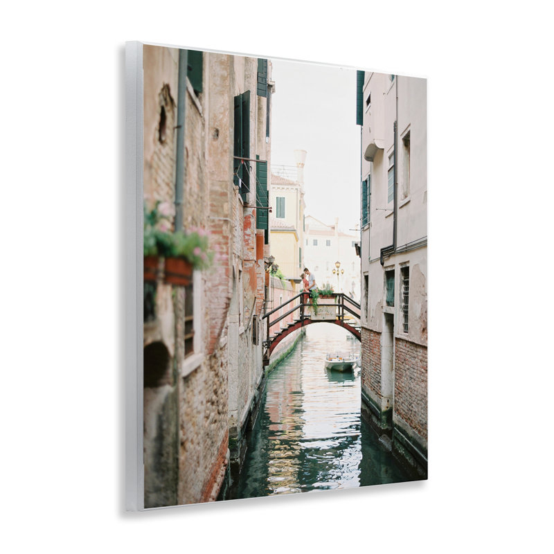 «Couple on Canal Bridge» par Justine Milton