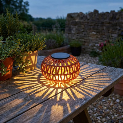 Lumières solaires en rotin décoratives
