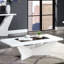 Table basse contemporaine à finition blanche avec plateau en verre trempé ultrabrillant et base géométrique, parfaite pour les intérieurs modernes