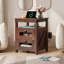 Ensemble de salon 2 pièces comprenant une table basse relevable et une table d'appoint avec chargeur, 2 tiroirs, un espace de rangement ouvert et des prises électriques, brun foncé