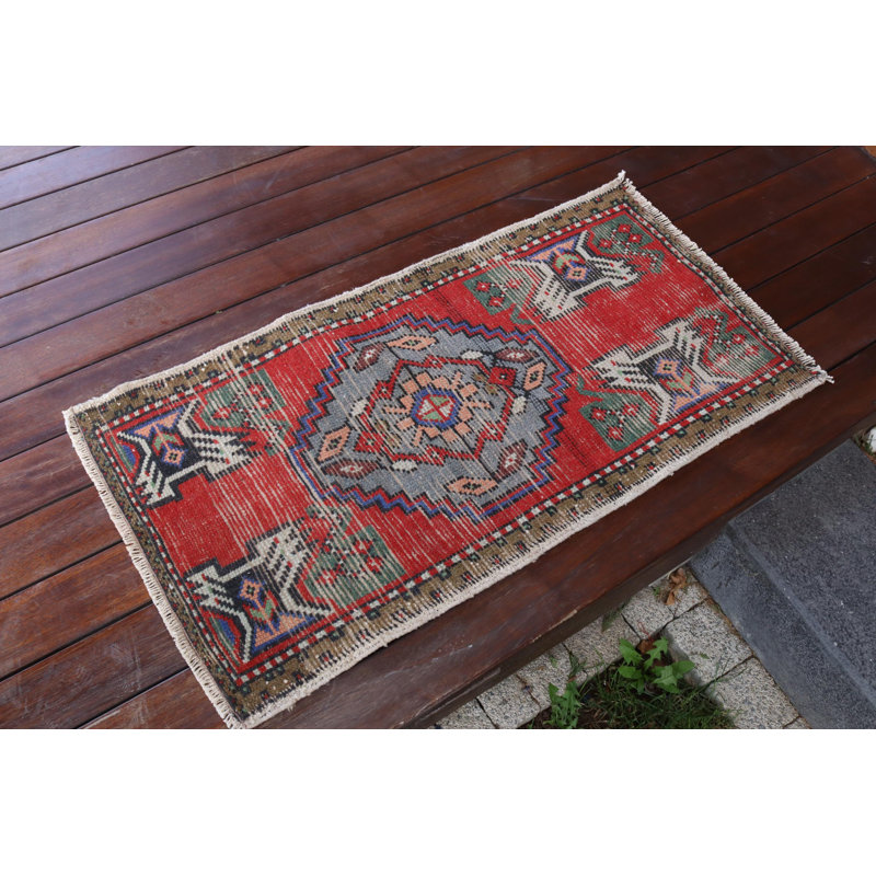Petit tapis décoratif bohémien rouge rétro fait à la main, idéal pour les vestibules