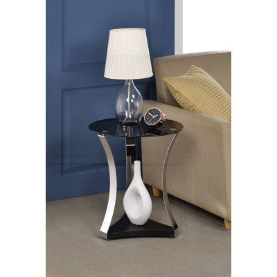 Élégante table de bout en verre noir et chrome avec rangement ouvert, parfaite pour un décor moderne et minimaliste.
