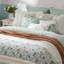Dawn Bedding - Décoration de chambre gracieuse avec tissu et coussins décoratifs composé d'édredon, 2 taies décoratives, 3 coussins Euro-120258578