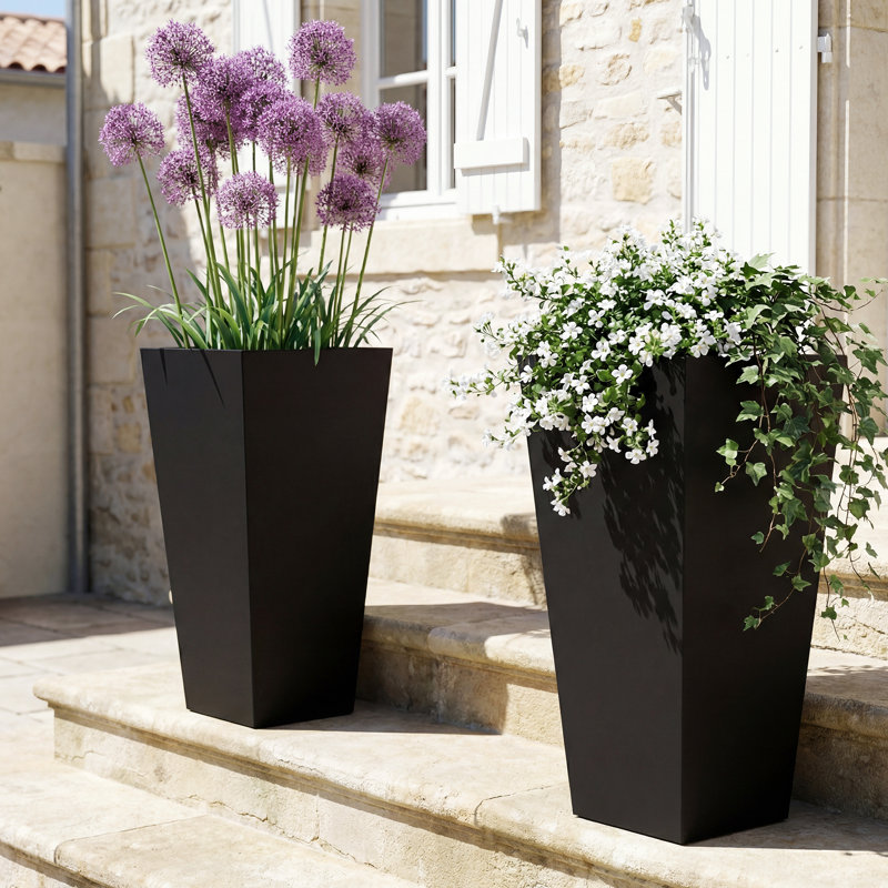 Pot à fleurs effilé en métal noir, H 26 po x l 14 po x P 14 po