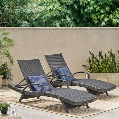 Chaise longue en osier PE avec accoudoirs, conception résistante aux intempéries et ergonomique pour un confort et une durabilité ultimes