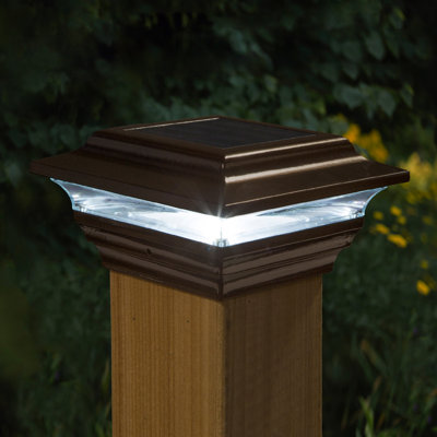 Éclairage de poteau de clôture à lumière DEL solaire en aluminium 4 po x 4 po avec adaptateur de base inclus Imperial