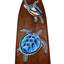 Décoration murale de 100 cm de hauteur représentant une tortue marine et une planche de surf, en bois brun avec des motifs bleus.
