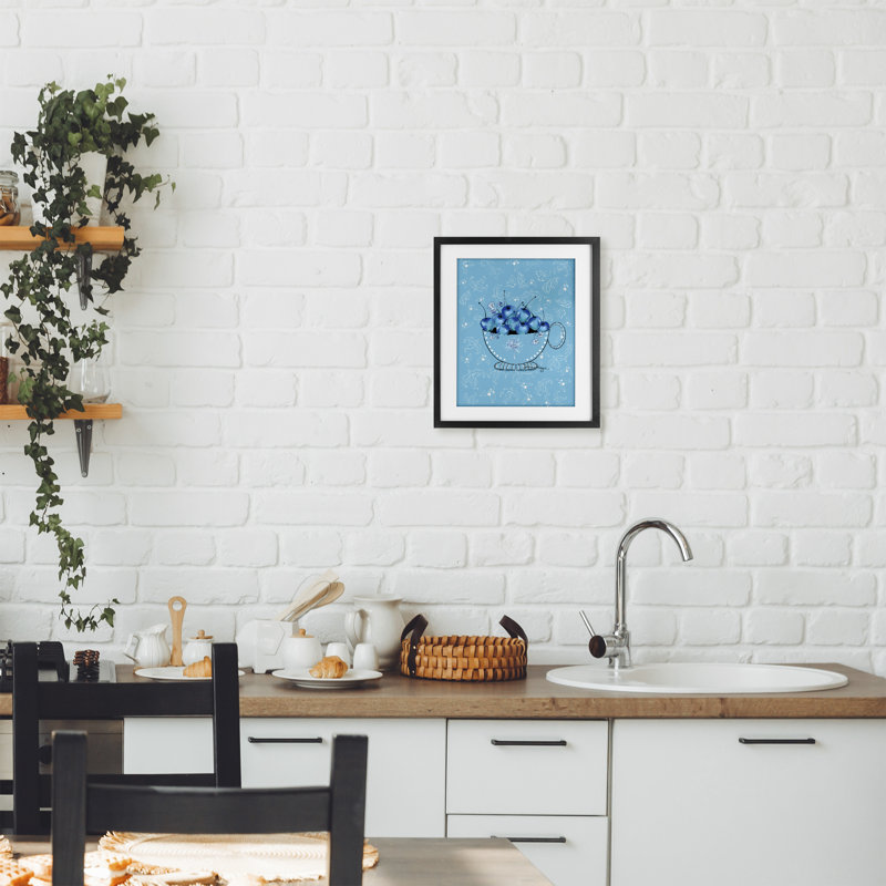 «Blue Cherries Teacup on Florals», reproduction encadrée sous verre, conception de Susan Lugar, Cadre noir minuit