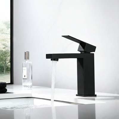 Single Handle Single Hole Bathroom Faucet with Supply Lines