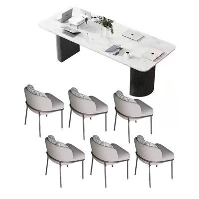 Ensemble de table de salle à manger robuste avec des caractéristiques haut de gamme.