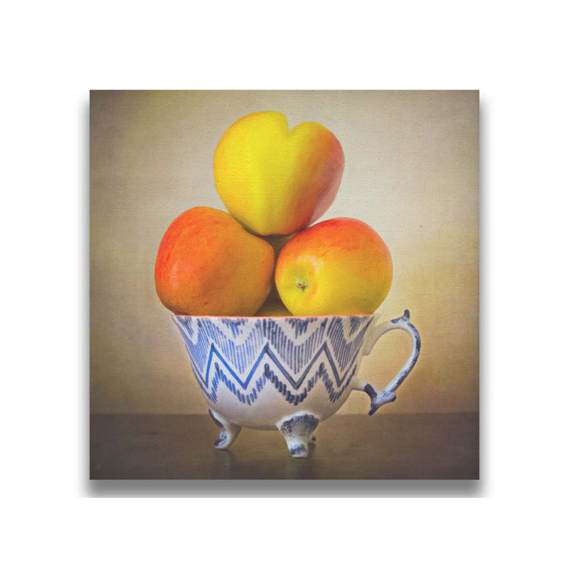 «Apple Heart» par Hal Halli. Impression sur papier - Montée et encadrée, H 34 po x l 34 po