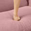 Canapé 2 places rose en tissu bouclé avec pieds cylindriques et en forme de coquillage, offrant une assise confortable et unique conçue pour un confort de détente dans la chambre.