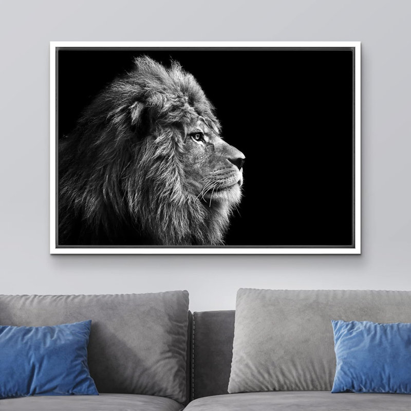 Un lion sur fond noir, estampe numérique sur toile, Cadre blanc, H 24 po x l 36 po x P 1,5 po