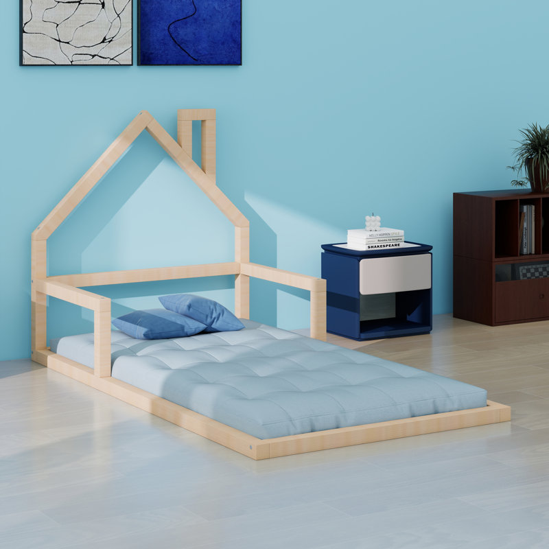 Lit en bois avec tête de lit en bois