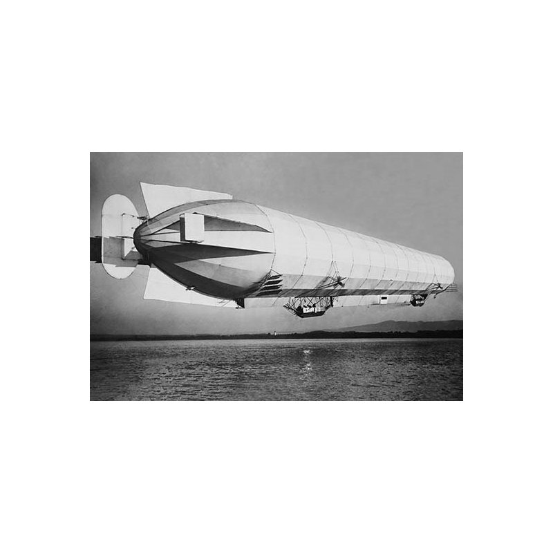 «Zeppelin in Flight», photographie, H 44 po x l 66 po