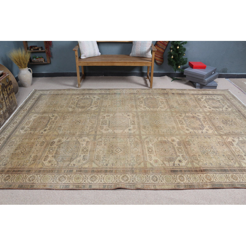 Tapis turc beige fait à la main, idéal pour rehausser le décor de votre salon avec une élégance antique