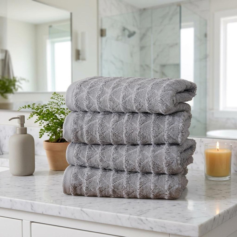 Ensemble de quatre serviettes de toilette géométriques en coton turc gris pâle, 40 x 75 cm