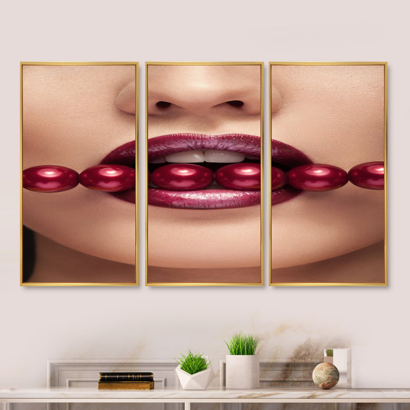 Femme avec des perles rouges dans la bouche dans une pose sensuelle - ensemble d'art mural sur toile moderne encadré de 3, Or
