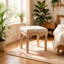 Élégant tabouret d'appoint beige avec pieds sculptés et repose-pieds rembourré avec style classique