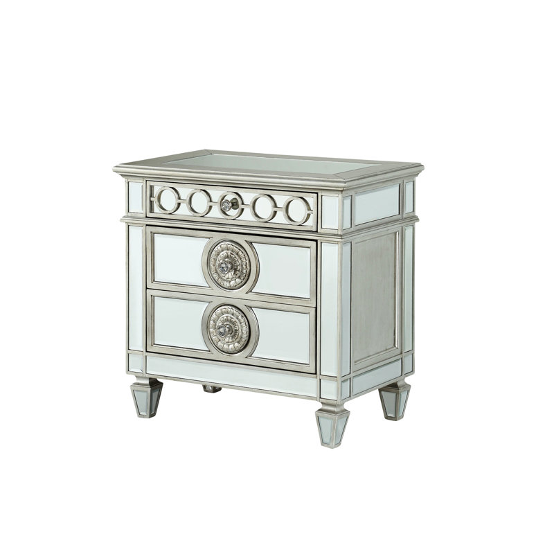 Table de chevet argentée avec miroir