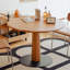 Table ronde chaleureuse en bois massif