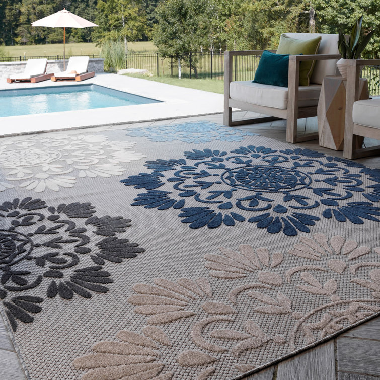 Nahtanha Floral Flatweave Indoor / Outdoor Area Rug in Blue
